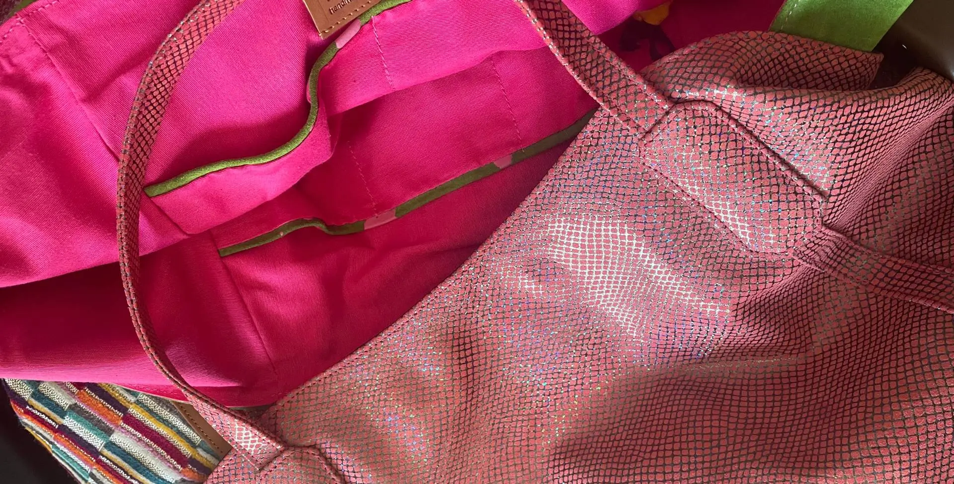 Détails de sacs artisanaux SoWoit fabriqués au Portugal